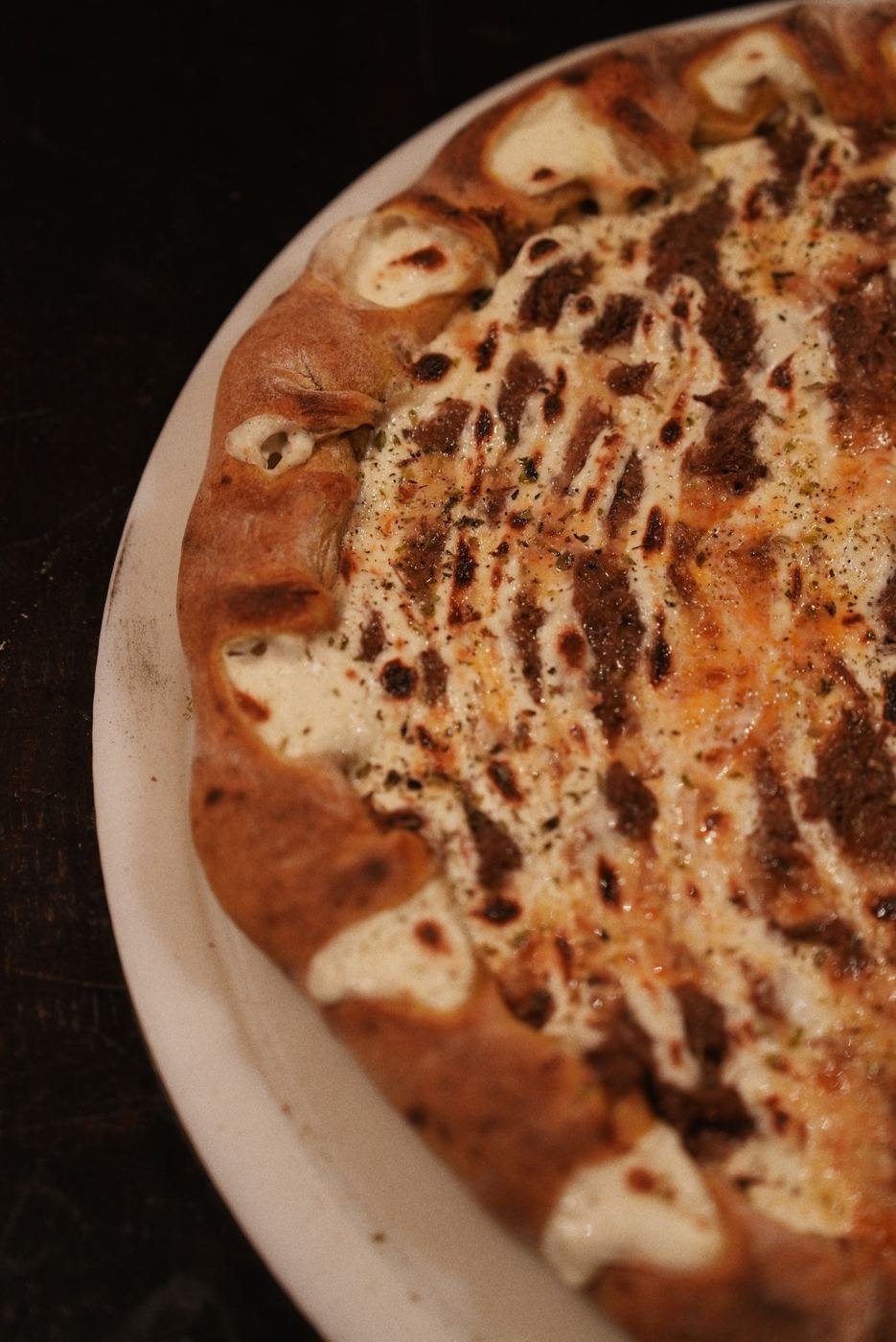 Pizza de costela bovina desfiada com borda recheada
