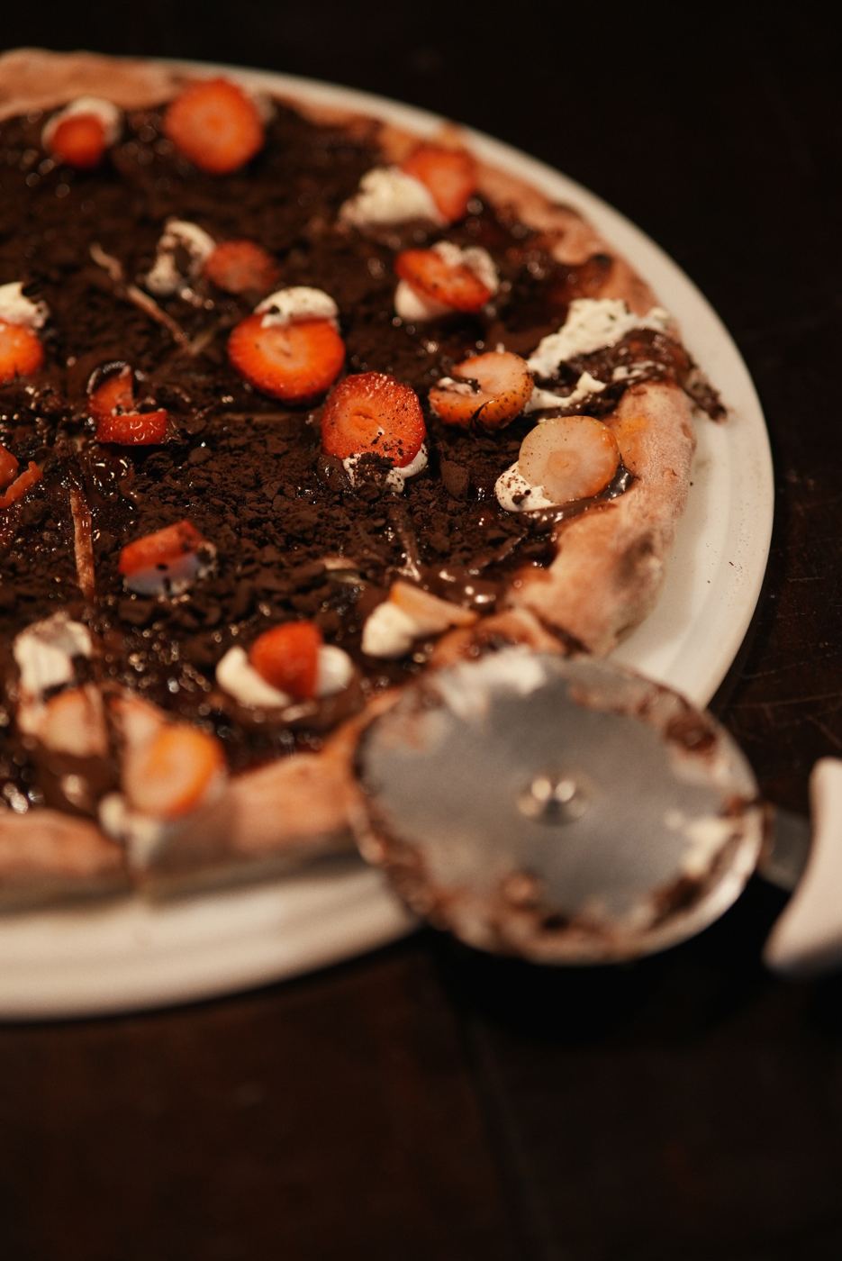 Pizza doce de chocolate com morango e creme