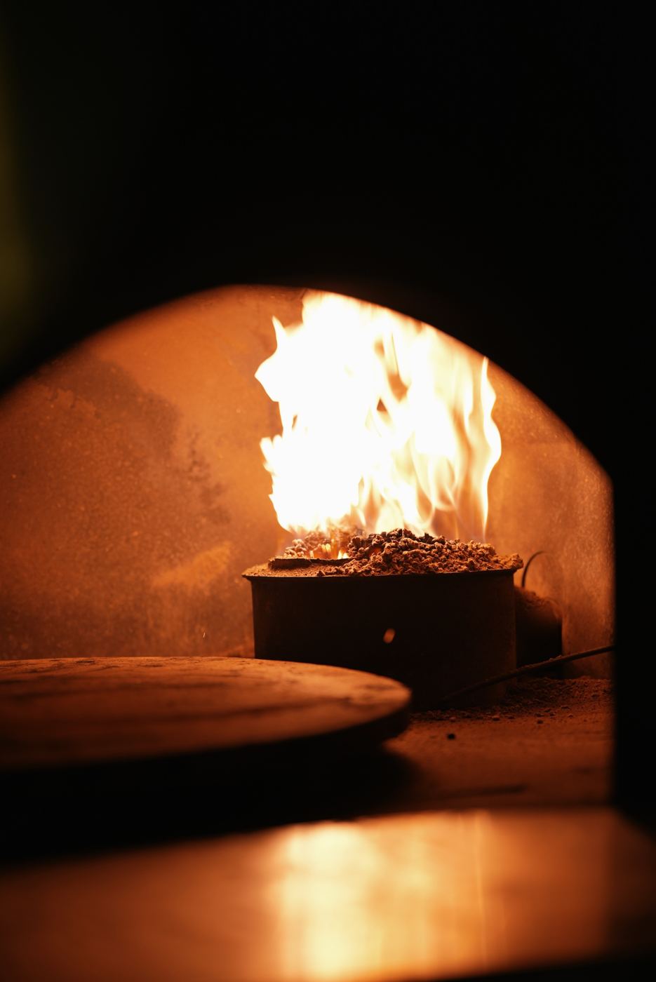 Chamas acesas dentro do forno da Oficina