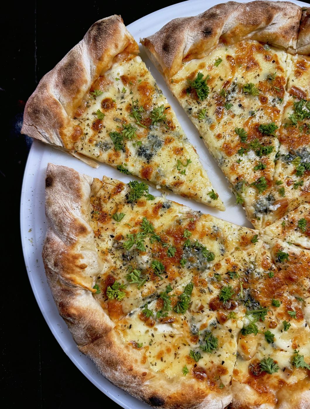 Pizza de quatro queijos com gorgonzola e salsinha